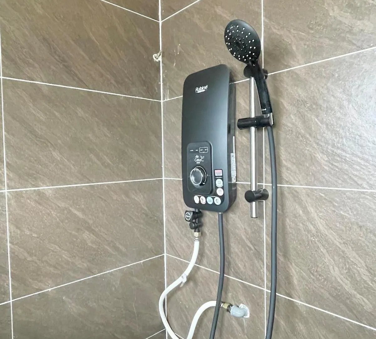 Holiday home Bukit Indah Karaoke Corner 5Parking Muji 4-10Pax Villa Johor Bahru