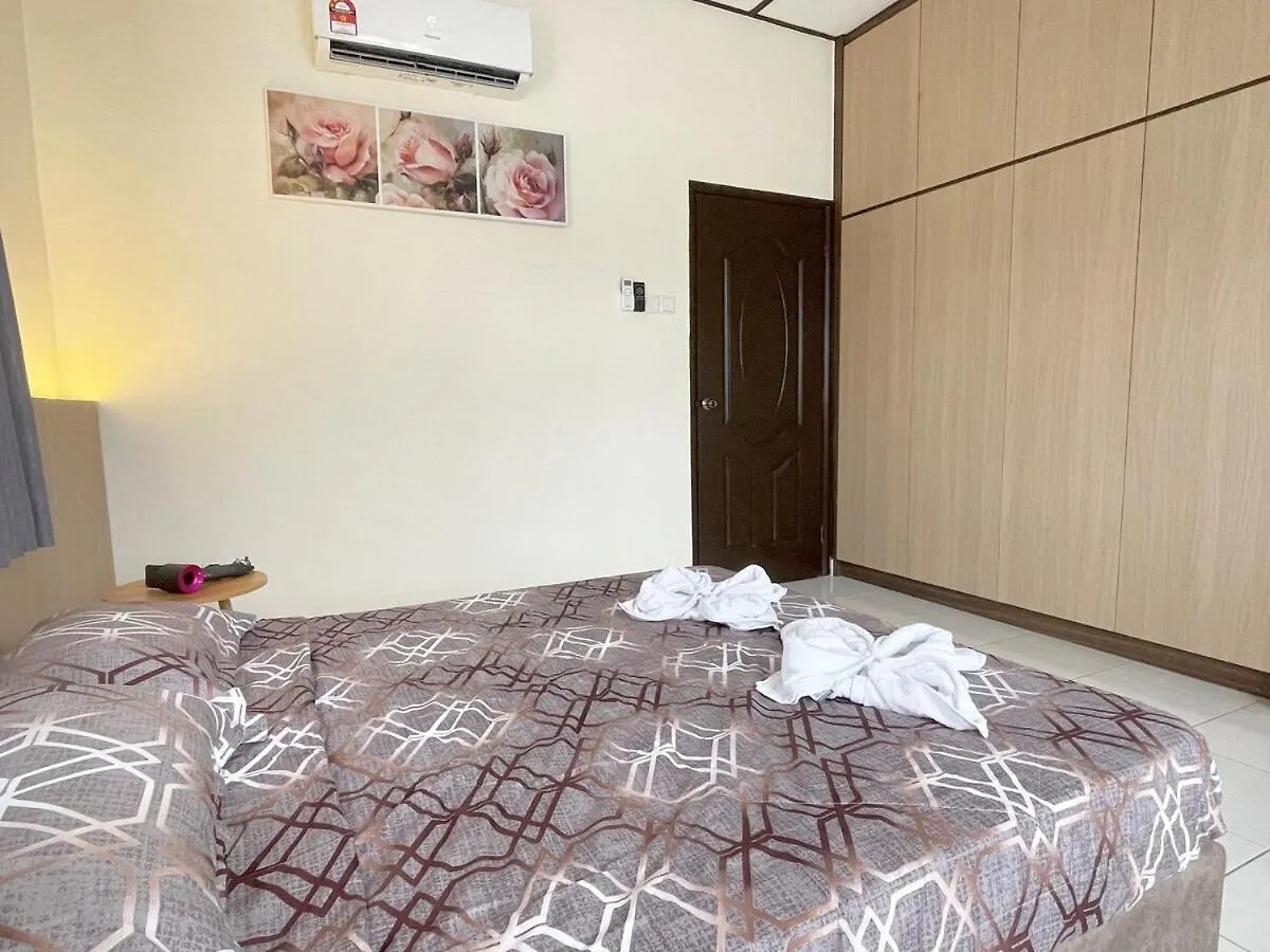 Holiday home Bukit Indah Karaoke Corner 5Parking Muji 4-10Pax Villa Johor Bahru Malaysia